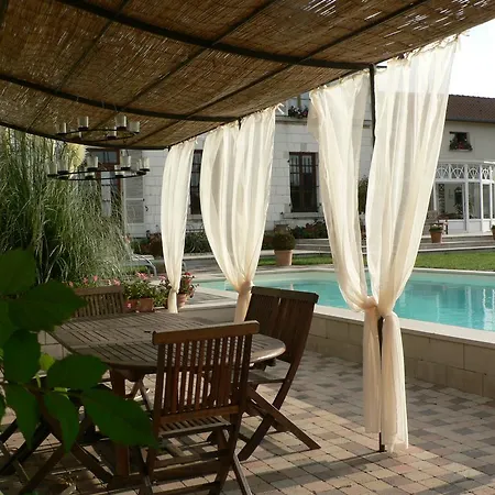 Couette-café Entre Cour Et Jardin